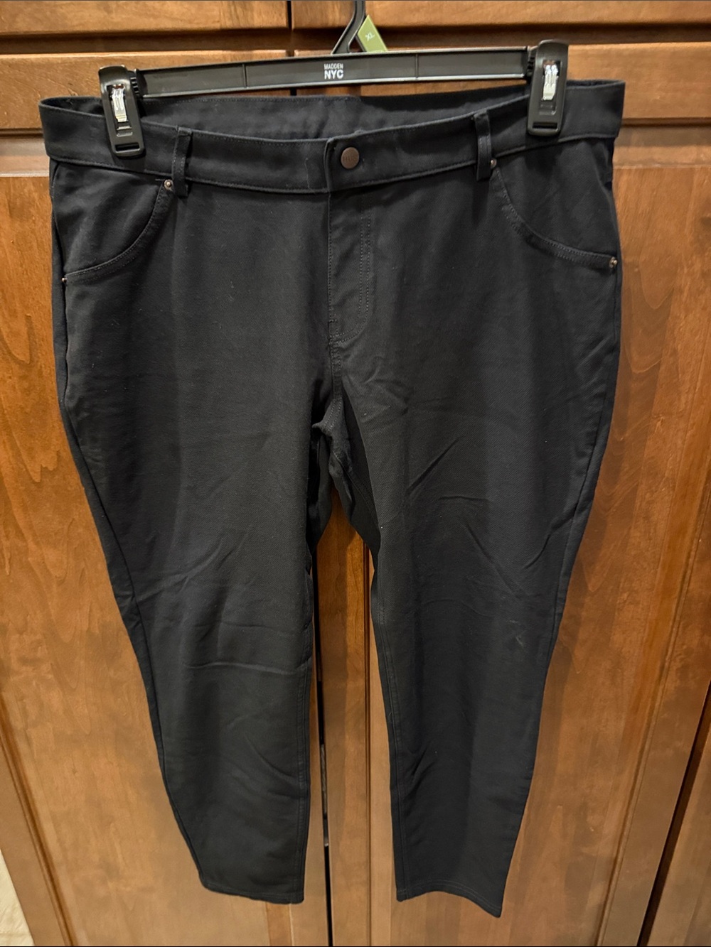 HUE Black Pull-On Slim Leggings